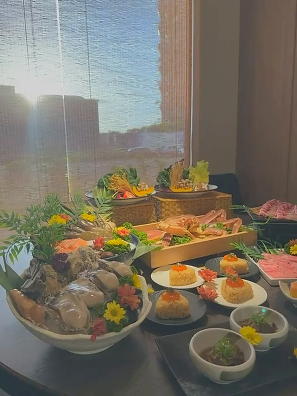 銅錵包廂用餐場景：竹簾窗景與桌邊擺盤